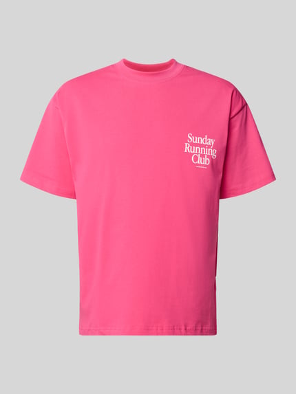Produktfoto, pinkes Herren T-Shirt mit Statement-Print Modell 'Sunday Running Club' von ANOTHER COTTON LAB, Reine Baumwolle, Boxy-Fit, Rundhalsausschnitt, glatte Textur, Rückenlänge 69 cm bei Größe M.