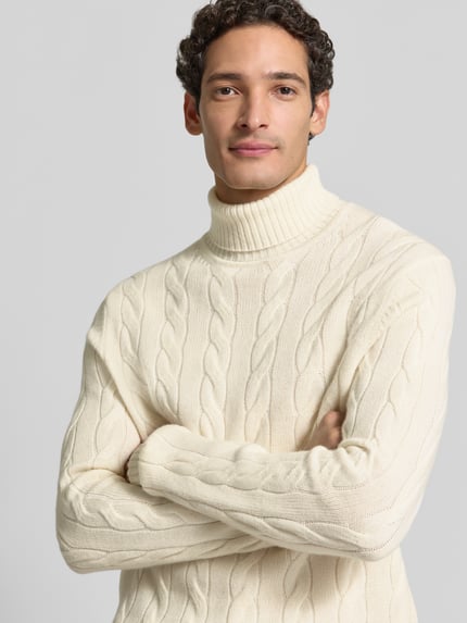 Männermodel trägt Slim Fit Strickpullover mit kabelpatroon van Christian Berg Men van mix van wol en kasjmier, col, crèmekleur, Nahaufnahme Oberkörper. Ruglengte maat M: 72 cm, Mouwlengte maat M: 72 cm.
