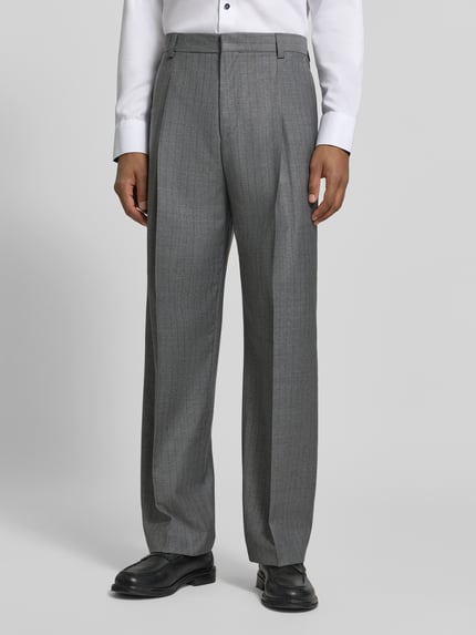 Männermodel trägt Regular Fit Bundfaltenhose aus Wolle von HUGO mit Nadelstreifen, Bundfalte, Bügelfalten, Webware, Ganzkörperansicht von vorne