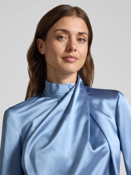 Männermodel trägt Regular Fit Langarmbluse aus Satin von Jake*s Collection, lichtblau, glatter Glanz, Nahaufnahme Oberkörper