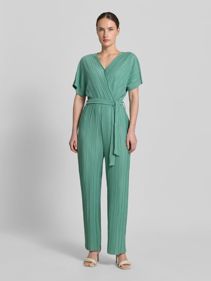 Vrouwenmodel draagt Jumpsuit met plissévouwen en strikceintuur model 'Pe44arl' van ZABAIONE in wikkellook met V-hals, getailleerd model, groene tint, zachte textuur, dames jumpsuit, totale lengte 145 cm, ruglengte 38 cm, borstwijdte 39 cm, binnenbeenlengte 69 cm, geheelvooraanzicht.