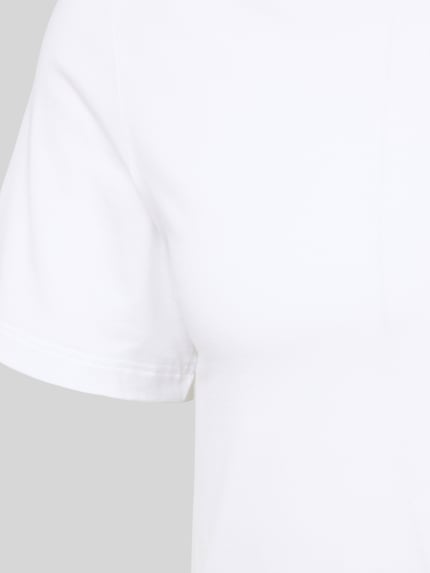 Männermodel trägt T-Shirt mit geripptem Rundhalsausschnitt von Hanro aus Baumwoll-Elasthan-Mix, Slim Fit, Nahaufnahme Oberkörper.