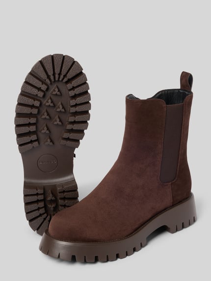 Produktfoto, Chelsea Boots in Wildleder-Optik von BIANCO in Dunkelbraun mit abgerundeter Form, elastischem Einsatz, profilierter Sohle und Halteschlaufe, Absatzhöhe 4 cm, Schafthöhe 17 cm, Schaftweite 12 cm
