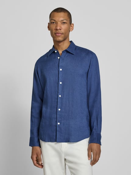 Männermodel trägt Regular Fit Freizeithemd aus reinem Leinen Modell 'REGKYLIAN' von SELECTED HOMME, unifarben, Ganzkörperansicht von vorne.