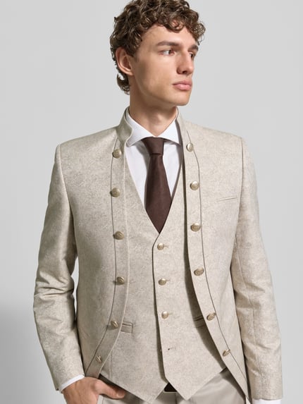 Männermodel trägt Sakko mit Stehkragen und Knopfleisten von Wilvorst aus Material-Mix mit Baumwoll-Anteil, Regular-Fit, Brustleistentasche, Label-Patch, Beige-Ton, strukturierte Oberfläche, Nahaufnahme Oberkörper. Rückenlänge bei Größe 50: 72 cm, Schulterbreite 43 cm, Ärmellänge 64 cm.