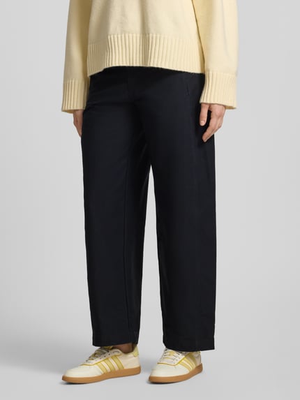 Frauenmodel trägt Barrel Fit Jeans mit Baumwoll-Anteil Modell 'CLAIR' von Only in Dunkelblau, Denim-Struktur, Ganzkörperansicht von vorne.