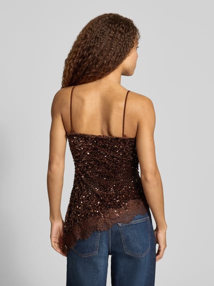Frauenmodel trägt Regular Fit Blusentop mit Paillettenbesatz Modell 'PCKAMMY' von PIECES, braune Spitze mit Struktur, asymmetrischer Saum, Ganzkörperansicht Rückansicht.