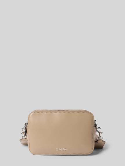 Produktfoto, Crossbody Bag mit Logo-Prägung Modell 'Webbing' von Calvin Klein in Beige, Leder-Optik, geteiltes Hauptfach mit Reißverschluss, abnehmbarer und verstellbarer Tragehenkel, Maße 18x12x6 cm, Länge Schulterriemen 75 cm.