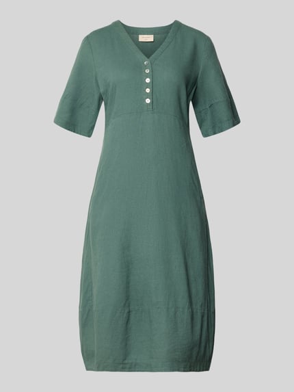 Produktfoto, Knielanges Kleid aus Leinen-Viskose-Mix Modell 'Lava' von FREE/QUENT, zielony, A-linia, V-dekolt, guziki, faktura gładka