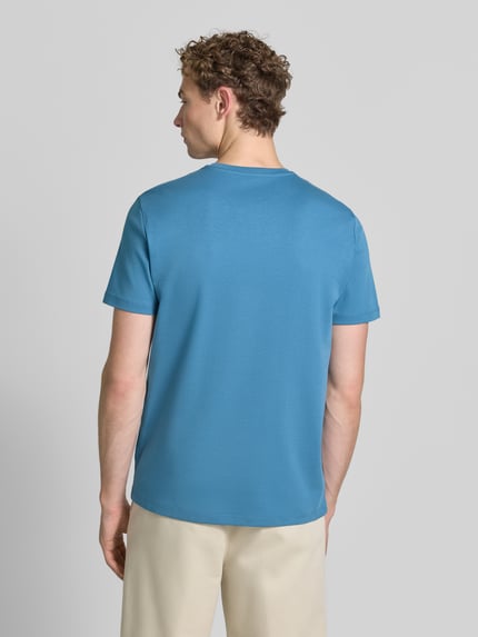 Mężczyzna nosi T-Shirt aus Baumwolle mit Rundhalsausschnitt von Christian Berg Men, krój regular fit, bawełna, długość tyłu 35 cm, całkowity widok od tyłu.