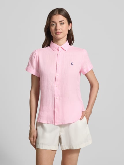 Frauenmodel trägt Regular Fit Leinenbluse aus reinem Leinen von Polo Ralph Lauren in Rosa, unifarben, kurzarm, Hemdkragen, Logo-Stitching, Ganzkörperansicht von vorne.