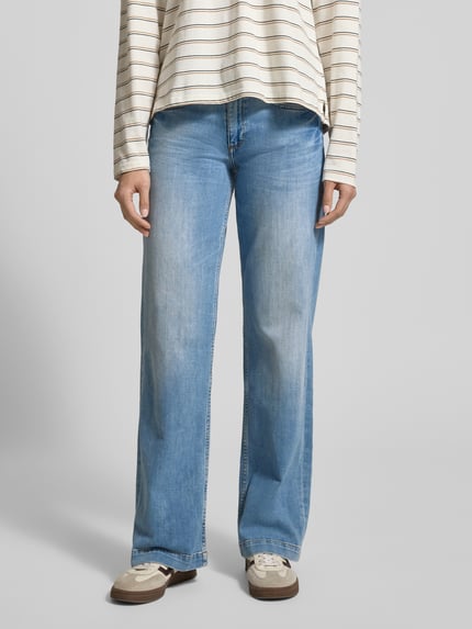 Frauenmodel trägt Wide Leg Jeans im Used-Look Modell 'Sina' von Smith and Soul, mieszanka bawełny, z dodatkiem streczu, wpuszczane kieszenie, długość wewnętrzna nogawki 81 cm, szerokość w pasie 39 cm, efekt znoszenia, widok z przodu na całe nogi.