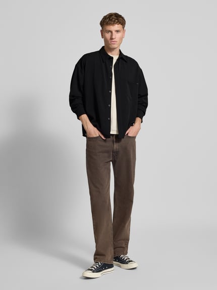 Männermodel trägt Regular Fit Overshirt mit Viskose-Anteil Modell 'Takinoma' von Don´t Waste Culture in Schwarz, Ganzkörperansicht von vorne.