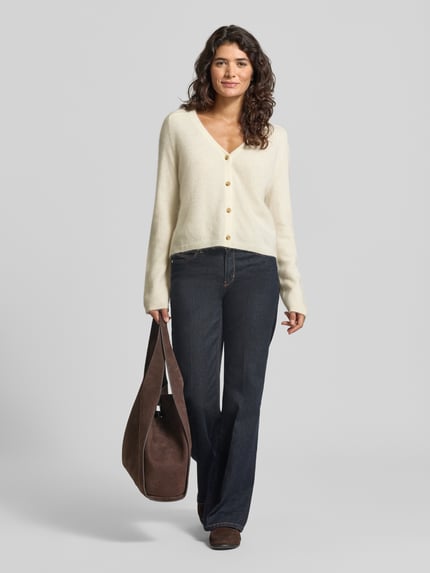 Vrouwenmodel draagt Strickjacke aus Leinen-Kaschmir-Mix mit V-Ausschnitt van MM by Max Mara in crème met knopen, regular fit, voorkant, Ganzkörperansicht von vorne, Leinen-Kaschmir mix, lengte rug bij maat M 51 cm, mouwlengte bij maat M 59 cm.