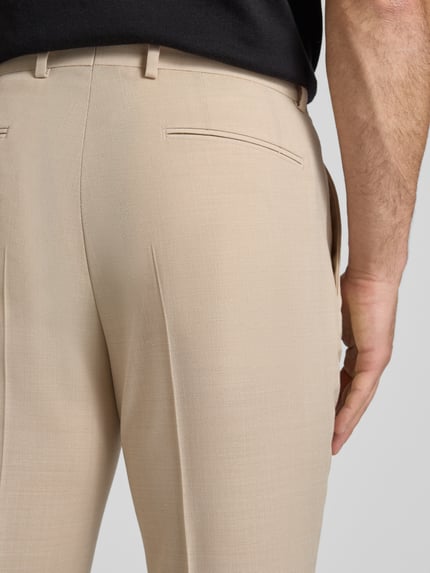 Männermodel trägt Regular Fit Anzughose mit Schurwoll-Anteil Modell 'LEON' von BOSS, Optik:Allover-Muster, feines Strukturmuster, Detailaufnahme Rückansicht.