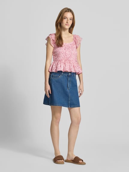 Frauenmodel trägt Slim Fit Blusentop mit Allover-Muster Modell 'ELIZA' von Only in floralem Design, Chiffon, Ganzkörperansicht von vorne.