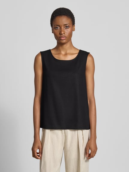 Frauenmodel trägt Top aus Leinen-Mix mit Rundhalsausschnitt Modell 'Lava' von FREE/QUENT in Schwarz, glatte Textur, Regular Fit, Ganzkörperansicht von vorne.