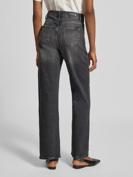 Frauenmodel trägt Relaxed Fit Jeans aus reiner Baumwolle Modell 'FEYA' von Cars Jeans, dunkles Denim, 5-Pocket-Design, Ganzkörperansicht Rückansicht.