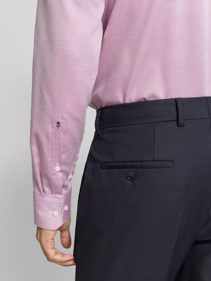 Männermodel draagt Regular Fit zakelijk overhemd uit puur katoen met Kentkraag, knoopsluiting, borstzak van SEIDENSTICKER, detailopname.