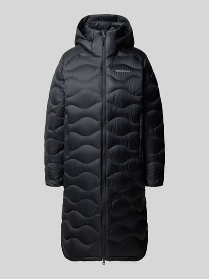 Produktfoto, schwarzer Regular Fit Steppmantel mit Kapuze und Label-Stitching von Peak Performance, glatte Oberfläche, zwei Eingrifftaschen, Zweiwege-Reißverschluss, Rückenlänge 109 cm, Schulterbreite 43 cm, Brustweite 57 cm, Ärmellänge 63 cm