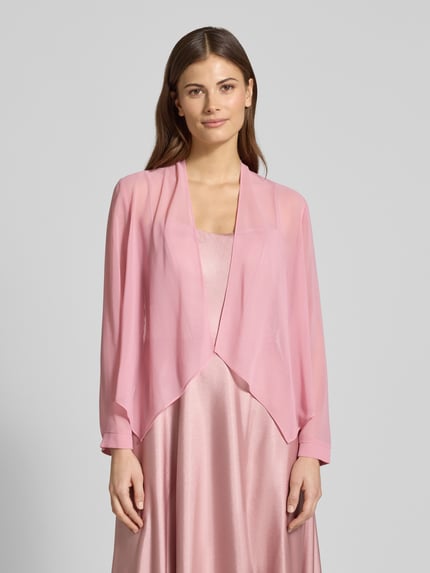 Frauenmodel trägt Jacke aus Chiffon in offener Passform von Vera Mont, fließender, semitransparenter Stoff in Rosa, Ganzkörperansicht von vorne. Rückenlänge bei Größe 36: 46 cm.
