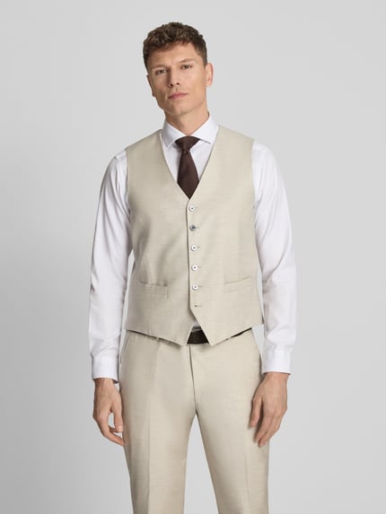 Męski model nosi kamizelkę z wiskozy model 'Weazer' od JOOP! Collection, krój regular fit, dekolt w serek, listwa guzikowa, wpuszczane kieszenie, długość tyłu w rozmiarze 50: 58 cm, jasny beż, gładka faktura, pełen widok z przodu.