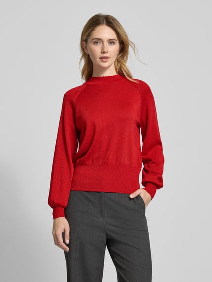 Vrouwenmodel draagt gebreide pullover van viscosemix, regular fit, model 'MOBBE' van B.Young, opstaande kraag, rood, voorkant, Nahaufnahme Oberkörper.