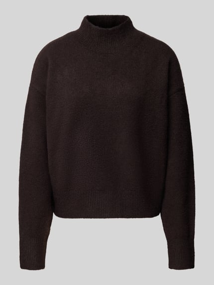 Produktfoto, Turtleneck-Pullover mit Woll-Anteil und Rundhalsausschnitt von Neo Noir in dunklem Braun, gerader Schnitt, gerippte Abschlüsse.