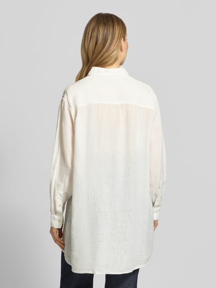Vrouwenmodel draagt Relaxed Fit Longbluse uit linnen model 'TAHIA' van 0039 Italy, overhemdkraag, knoopsluiting, borstzak, ruglengte 86 cm, mouwlengte 58 cm, Ganzkörperansicht Rückansicht.