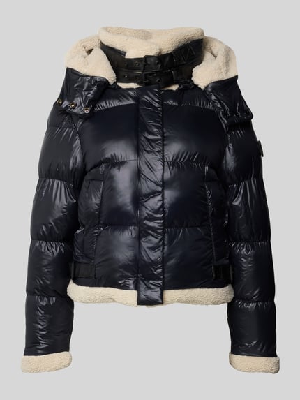 Produktfoto, Steppjacke mit Stehkragen und Riegeln Modell 'NESSIE2' von khujo in Dunkelblau, Teddyfell-Futter, Kapuze, Eingrifftaschen, Regular-Fit.