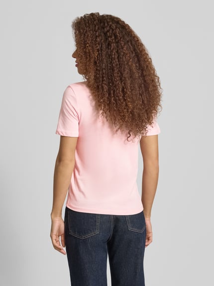 Vrouwenmodel draagt Regular Fit T-shirt uit puur katoen model 'KITA' van Only, look: effen, korte mouw, jersey, rugaanzicht.