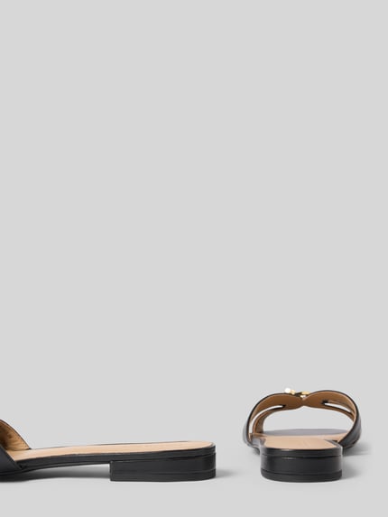 Produktfoto, Pantoletten aus echtem Leder Modell 'BLAIKE SLIDE' von Lauren Ralph Lauren in schwarzer Lederoptik, Blockabsatz, strukturierte Sohle, metallische Akzente, geradlinige Form, Label-Prägung, quadratische Schuhspitze.