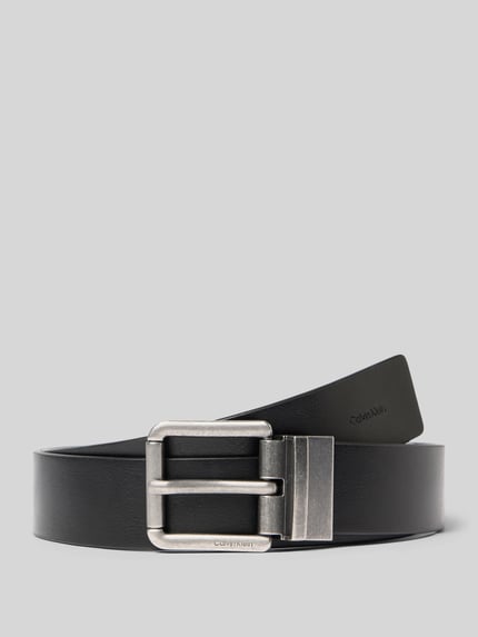 Produktfoto, Gürtel aus echtem Büffelleder von CK Calvin Klein, schwarze Lederoptik mit Dornschließe, Label-Prägung, Glattleder