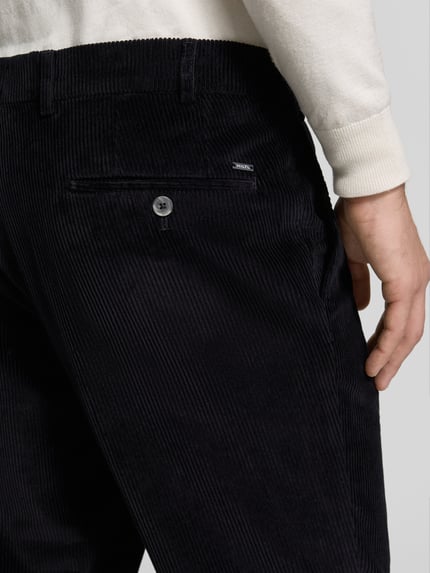 Männermodel trägt Regular Fit Cordhose mit seitlichen Eingrifftaschen von Hiltl, zwart, fijne ribtextuur, close-up achterkant.