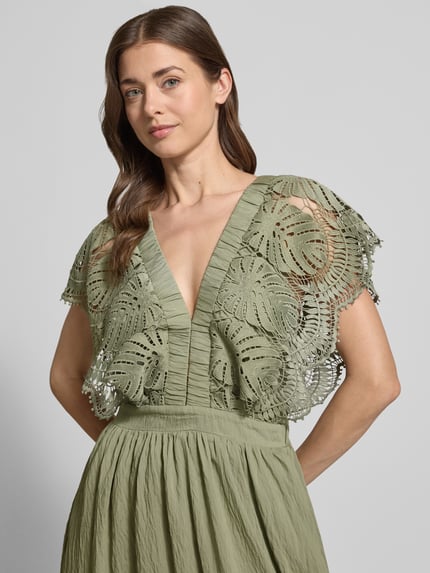 Kobiece modelka nosi Midikleid mit Loch-Stickerei Modell 'Cole' od Copenhagen Muse, modalna mieszanka, dopasowany krój, półprzezroczysty, oliwkowy kolor, zdobione rękawy, zbliżenie górnej części ciała, widok z przodu.