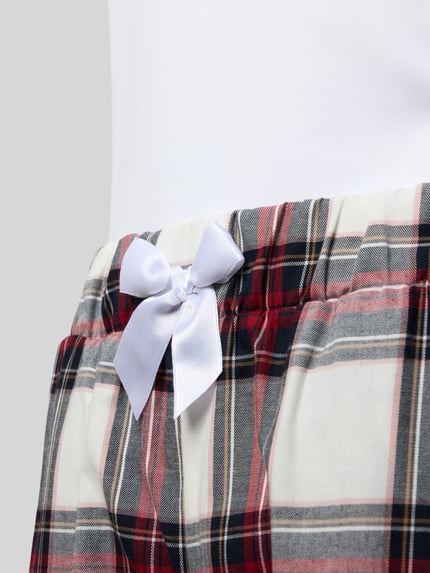 Frauenmodel trägt Pyjama mit Statement-Stitching Modell 'Kuschelmomente' von LOUIS & LOUISA, Baumwolle, Schleife, Nahaufnahme Bund, Loose Fit, Ganzkörperansicht von vorne.