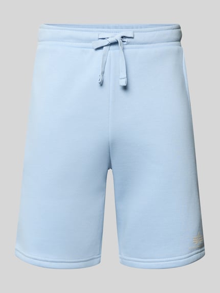 Produktfoto, Shorts mit Eingrifftaschen und Logo-Print von Alpha Industries in Hellblau, Baumwoll-Mix, Relaxed-Fit, Kordelzug, Gesäßtasche, Bundweite 39 cm, Innenbeinlänge 24 cm, Größe M
