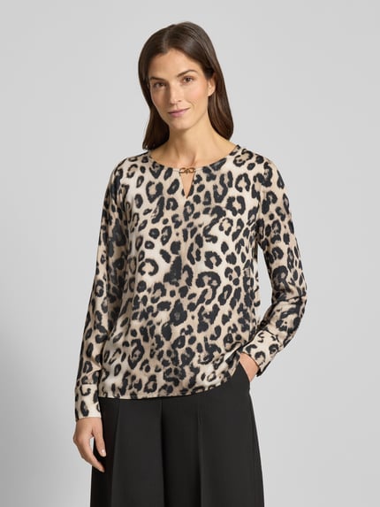 Vrouwenmodel draagt Blusenshirt in Leo-Optik mit Schlüsselloch-Ausschnitt van monari, viscose, regular fit, dierenprint, voorkant bovenlichaam.