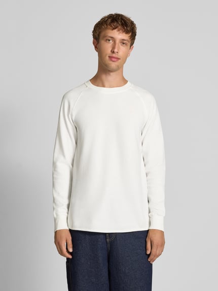 Mannenmodel draagt Longsleeve mit Strukturmuster und Logo van G-Star Raw, regular fit, katoenmix, structuurpatroon, ronde hals, logo, ruglengte bij maat M 78 cm, wit, voorkant volledig in beeld.