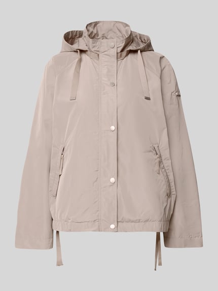 Produktfoto, Jacke mit Kapuze Modell 'CICATA' von CINQUE in Beige, recht model, opstaande kraag, drukknoopsluiting, ritssluiting, labeldetail, zij-ritszakken, zoom met tunnelkoord, gladde textuur, damesjack, ruglengte maat 36: 60 cm, schouderbreedte: 39 cm, borstwijdte: 112 cm, mouwlengte: 62 cm
