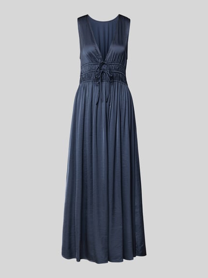 Produktfoto, Maxikleid mit tiefem V-Ausschnitt Modell 'Marja' von mbyM aus schimmerndem Material-Mix mit Viskose-Anteil, Taillierter Schnitt, Schnürung, dunkelblau, glatte Textur, Rückenlänge 130 cm, Brustweite 36 cm bei Größe S.
