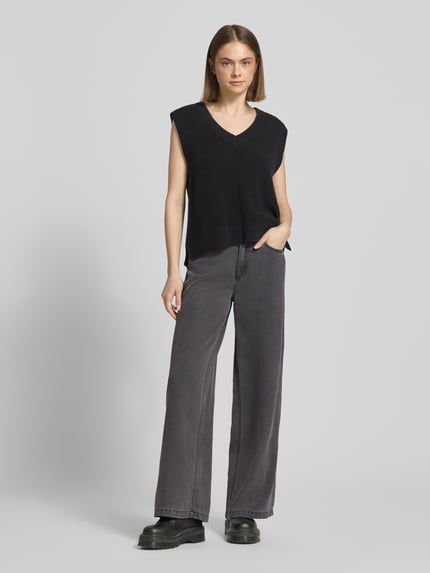 Männermodel trägt Wide Leg Jeans aus Lyocell-Mix Modell 'SMIDI' von Pieces, denim, 5-kieszeni, szlufki, guzik, szerokie nogawki, Ganzkörperansicht von vorne