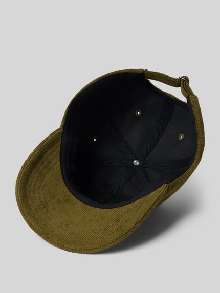 Produktfoto, Cap aus Baumwoll-Mix Modell 'YENAAS' von ARMEDANGELS, olivgrün mit feiner Rippenstruktur, schwarze Innenseite, Herren Cap
