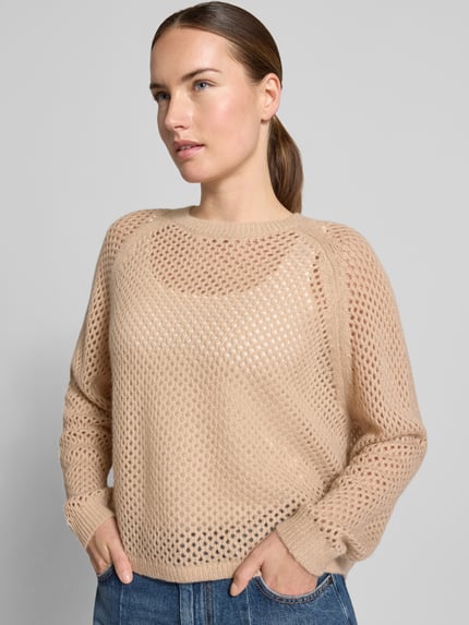 Frauenmodel trägt Strickpullover mit Kaschmir-Anteil von Luisa Cerano in Beige, Oversized, Lochmuster, Rundhalsausschnitt, Nahaufnahme Oberkörper.