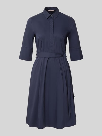 Produktfoto, Knielanges Hemdblusenkleid mit Bindegürtel von Christian Berg Woman Selection, bawełniany miks ze stretchem, krój A-linii, długość do kolan, ukryte guziki, pasek wiązany, długość pleców w rozmiarze 36: 99 cm, szerokość w rozmiarze 36: 48 cm, długość rękawa w rozmiarze 36: 37 cm, jednolity ciemnogranatowy kolor, gładka tekstura, prosta forma