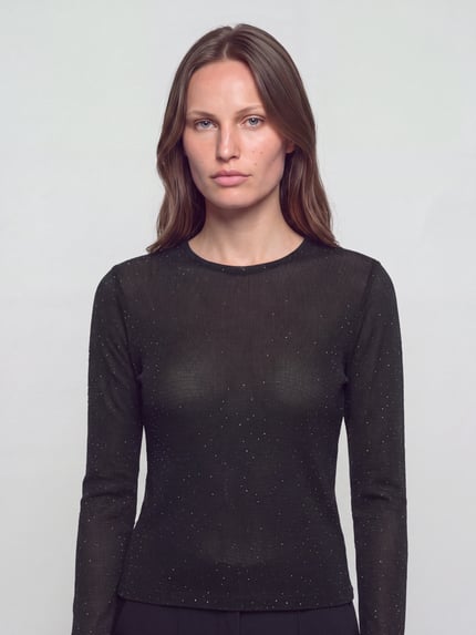 Frauenmodel trägt Langarmshirt mit Strasssteinen von VERO MODA in Schwarz, Rippstrick, Slim Fit, Cropped-Länge, Nahaufnahme Oberkörper.