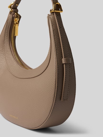 Produktfoto, Schultertasche in Taupe mit Strukturmuster, Reißverschluss und goldenen Details, Shoulder Bag mit Strukturmuster Modell 'Whisper' von Coccinelle, Damen Schulterriemen verstellbar, 24x24x6 cm, Hauptfach mit Reißverschluss, KI-modifiziertes Bild
