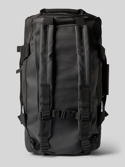 Produktfoto, Duffel Bag mit Logo-Detail Modell 'Texel' von Rains in Schwarz, sichtbare Gurte, matte glatte Oberfläche, rechteckige Form, Hauptfach mit Reißverschluss, verstellbare Schulterriemen, ca. 55x26x34 cm, neutrale Studioaufnahme