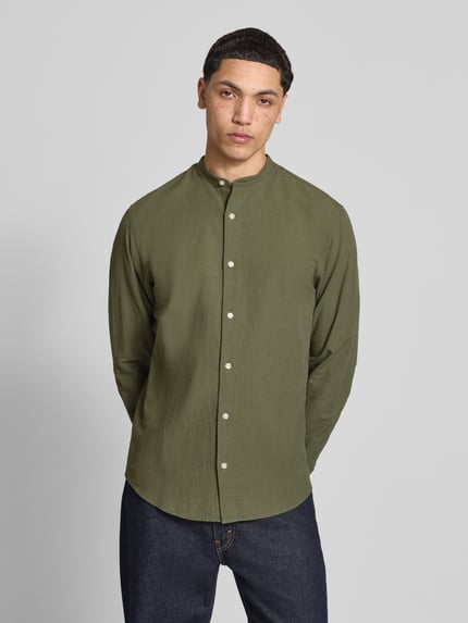 Männermodel trägt Freizeithemd mit Leinen-Anteil Modell 'BREEZE' von Jack & Jones, Regular-Fit, Stehkragen, Knopfleiste, Baumwoll-Leinen-Mix, grün, Ganzkörperansicht von vorne.