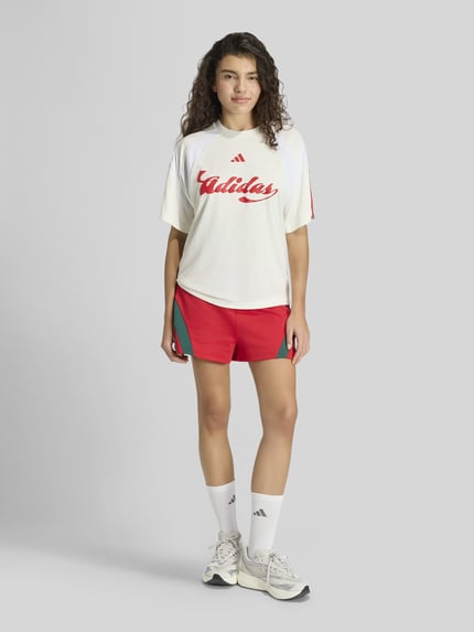 adidas Sportswear Regular Fit T-Shirt mit Logo-Applikation Offwhite 1